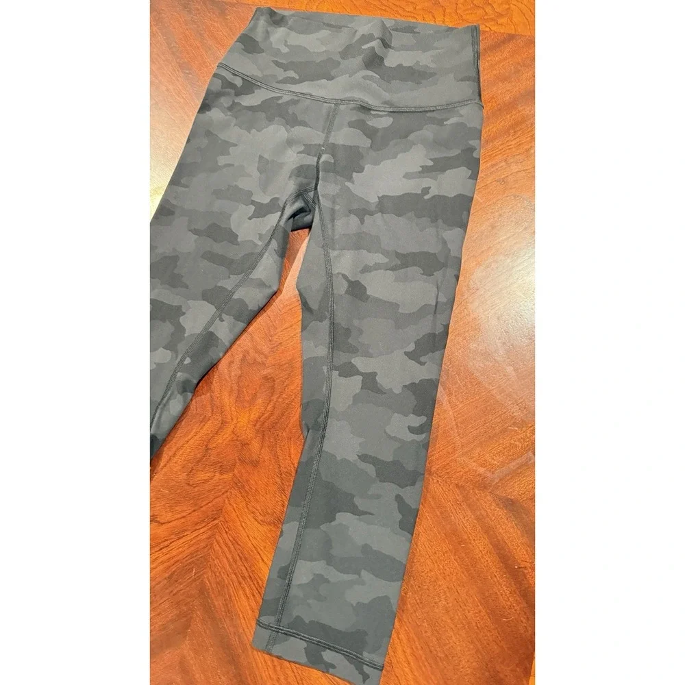Lululemon Black Gray Camo High Rise Cropped Leggings Size 6‎ Womens Yoga